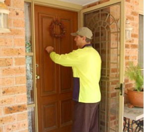 Picture of supervisor knocking on local residents door
